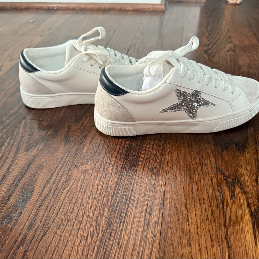 Big Girls - Steve Madden Rezume White and Black Star Sneakers - size 6